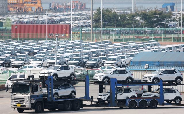 완성차업계가 올해 임단협에서 역대급 노사 갈등이 빚어질 수 있다는 전마이 나온다. 사진은 경기 평택시 포승읍 평택항 자동차 전용부두 전경. /사진=뉴스1