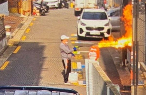 서울 관악구 봉천동 아파트에 불을 낸 방화 용의자가 해당 아파트를 떠나면서 이웃들에게 협박성 메시지를 남겼다는 보도가 나왔다. 사진은 서울 관악구 봉천동에서 60대 남성이 건물 방화를 시도하는 모습. /사진=뉴스1