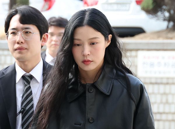 입시비리 혐의를 받는 조국 전 조국혁신당 대표의 딸 조민이 사진은 입시비리 혐의로 재판을 받고 있는 조민이 서울중앙지방법원에서 열린 항소심 1차 공판에 출석하는 모습. /사진=뉴시스