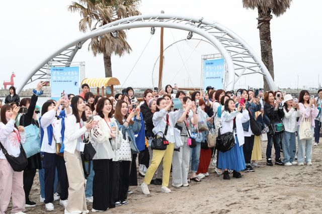 22일 제주도 오사카 관광홍보사무소가 일본 오사카-제주 직항노선 항공권을 구매한 12세 이상 관광객에게 1만 엔 상당의 여권 발급 비용을 지원한다고 밝혔다. 사진은 제주 이호테우해변 플로깅 행사에 참여한 일본 관광객들 /사진=한국관광공사 제공