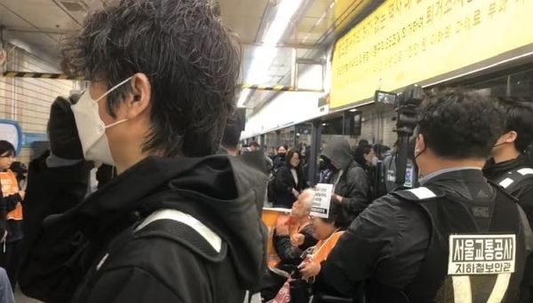 전국장애인차별철폐연대가 혜화역에서 출근길 선전전을 벌이다가 강제 퇴거당했다. 사진은 22일 오전 서울 지하철 4호선 혜화역에서 전국장애인차별철폐연대(전장연)이 출근길 선전전을 진행하고 있는 모습. /사진=전장연 페이스북 방송 갈무리