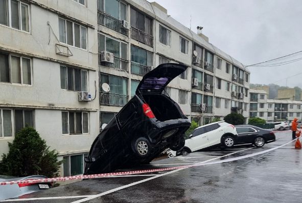 22일 오후 1시10분쯤 경기 남양주시 화도읍 한 아파트 지상주차장 옹벽이 붕괴돼 차량 6대가 파손됐다. 사진은 옹벽이 무너진 지상 주차장에서 차들이 고꾸라진 모습. /사진=뉴스1(독자 제공)