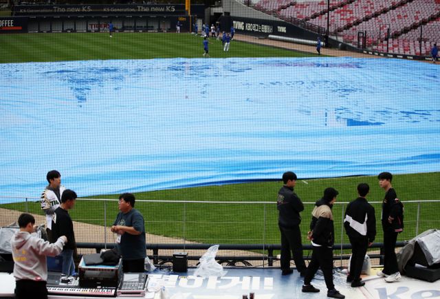 부산 사직구장과 대구 삼성라이온즈파크에서 열릴 예정이었던 KBO리그 정규시즌 경기가 우천 시 취소됐다. 사진은 지난해 10월22일 광주 기아챔피언스필드에 방수포가 덮혀있는 모습. /사진=뉴스1