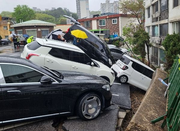 22일 오후 1시10분쯤 경기 남양주시 화도읍 한 아파트 지상주차장 옹벽이 붕괴돼 차량 6대가 파손됐다. 사진은 옹벽이 무너진 지상 주차장에서 차들이 고꾸라진 모습. /사진=뉴스1(독자 제공)