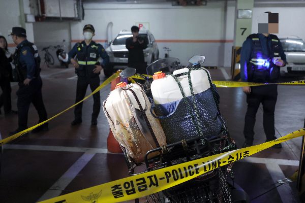 서울 관악구 봉천동 아파트 방화 용의자인 60대 남성이 당초 추정된 농약살포기를 이용해 불을 낸 것이 아닌 '세차건'을 사용했을 가능성이 제기됐다. 사진은 화재가 발생한 서울 관악구 봉천동 한 아파트에서 경찰 과학수사대가 기름통이 실린 오토바이를 조사하는 모습. /사진=뉴스1