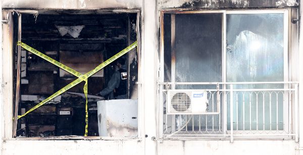 봉천동 아파트 방화 사건의 원인으로 층간소음에 의한 계획범죄일 가능성이 제기됐다. 사진은 22일 오전 방화 사고가 발생한 서울 관악구 봉천동의 한 아파트에서 경찰과 소방, 한국전기안전공사가 합동 현장감식을 하고 있는 모습. /사진=뉴시스