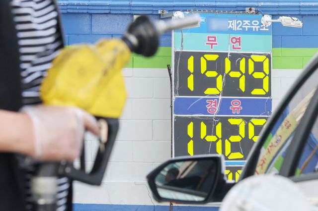 정부가 이달 말 종료 예정인 유류세 한시 인하 조치를 2개월 연장한다. 사진은 지난 21일 서울시내 한 주유소. /사진=뉴스1