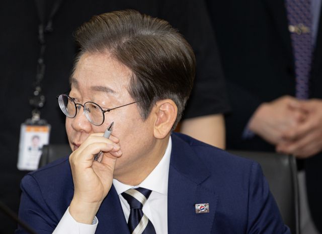 이번 사건의 전원합의체 회부를 두고 법조계에서는 다양한 해석이 나오고 있다. 사진은 이재명 더불어민주당 경선 후보가 21일 오전 서울 여의도 금융투자협회에서 열린 자본시장 활성화를 위한 정책간담회에서 생각에 잠겨 있는 모습. /사진=뉴스1