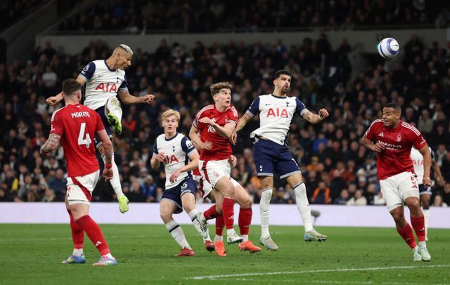 토트넘 홋스퍼가 노팅엄 포레스트와의 경기에 1-2로 패했다. 사진은 22일(한국시각) 영국 런던 토트넘 홋스퍼 스타디움에서 열린 2024-25 잉글랜드 프리미어리그(EPL) 33라운드 토트넘 홋스퍼와 노팅엄 포레스트의 경기에서 선수들이 볼경합을 하는 모습. /사진-로이터