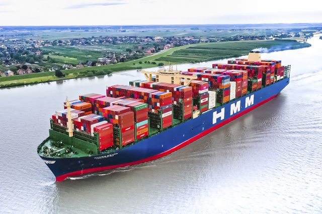 미·중 갈등으로 글로벌 해운 시장의 불확실성이 커지는 가운데 최근 HMM의 대주주인 산업은행과 해양진흥공사가 보유 지분을 확대하면서 HMM 매각 작업에 제동이 걸릴 전망이다./사진=HMM