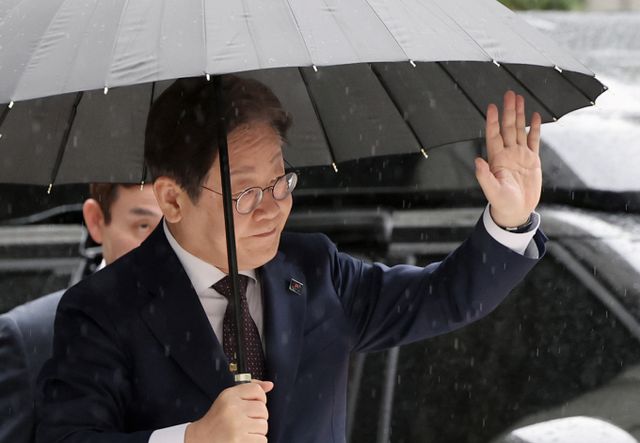 대법원이 이재명 더불어민주당 대선 경선 후보의 공직선거법 위반 사건을 전원합의체에 회부하고 같은 날 오후 곧바로 첫 심리에 착수했다. 사진은 대권 도전에 나선 이재명 더불어민주당 대선 경선 후보가 22일 오전 서울 서초구 서울중앙지방법원에서 열린 '대장동 배임 및 성남FC 뇌물' 1심 속행 공판에 출석하며 지지자들에게 손인사를 하는 모습. /사진=뉴스1