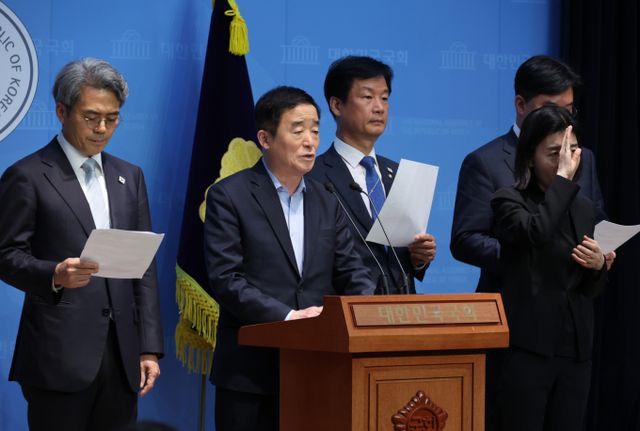 더불어민주당 김기표(왼쪽부터), 강득구, 박균택, 정준호(오른쪽) 의원이 22일 서울 여의도 국회 소통관에서 이재명 대선 후보에 대한 악의적 허위사실 유포 고발 기자회견을 하고 있다. / 사진=뉴시스 고승민 기자 