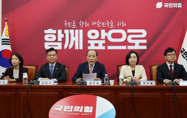  국민의힘 대선 2차 경선을 진출한 후보자는 김문수, 안철수, 한동훈, 홍준표 4명으로 좁혀졌다. 황우여(가운데) 국민의힘 선거관리위원장이 22일 오후 서울 여의도 국회에서 제21대 대통령 선거 후보자 선출 2차 경선 진출자 명단을 발표하고 있다. /사진=뉴시스 