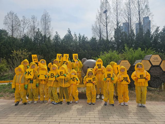 KB국민은행은 생물다양성 보전의 일환으로 서울숲 꿀벌정원에서 어린이 대상 '꿀벌 체험 프로그램'을 운영 중이라고 22일 밝혔다./사진제공=KB국민은행