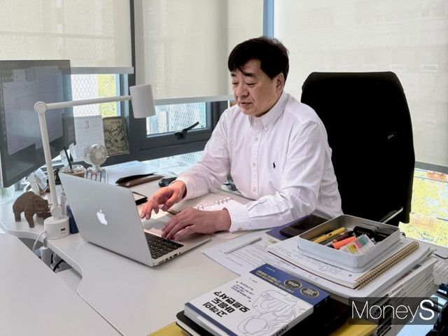 후배 창업자들에게 전하고 싶은 말을 묻자 이 대표는 호기심을 잃지 말고 좋은 관계를 유지하는 법을 배워야 한다고 전했다. 사진은 이병기 곰앤컴퍼니 대표가 근무하는 모습. /사진=곰앤컴퍼니