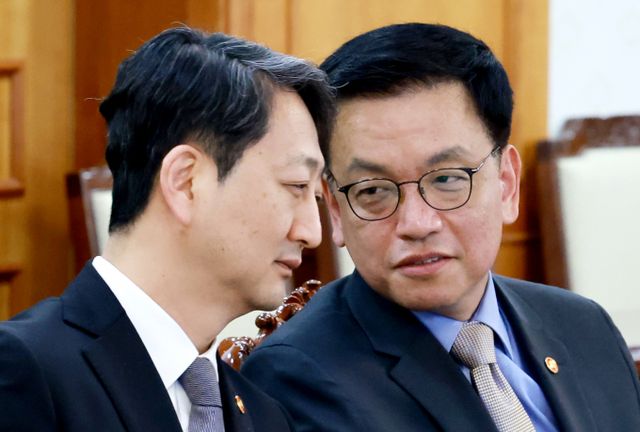 미국 정부와 관세 협상을 앞둔 우리 정부가 20명 이상 대규모 범부처 대표단을 구성했다. 사진은 최상목 경제부총리 겸 기획재정부 장관(오른쪽)과 안덕근 산업통상자원부 장관이 지난 21일 정부서울청사에서 열린 경제안보전략 태스크포스(TF) 회의에 참석한 모습. /사진=뉴시스(대통령실통신사진기자단) 