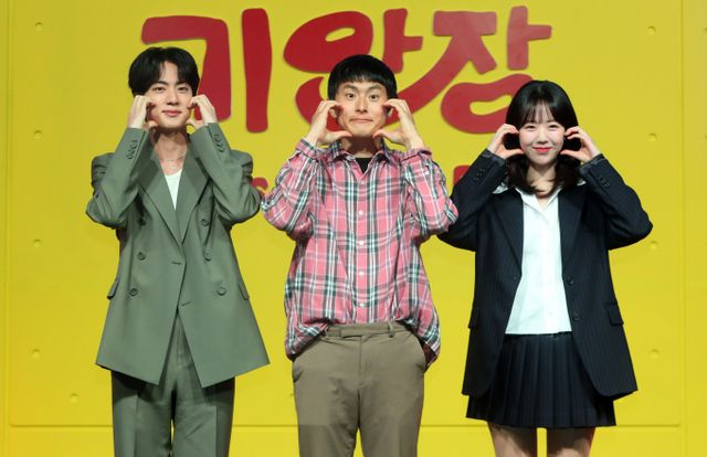 넷플릭스 과거 일본해, 파오차이 표기와 달리 예능 프로그램 '대환장 기안장'에선 독도를 정확히 표기했다. 사진은 (왼쪽부터) 방탄소년단(BTS) 진, 웹툰작가 기안84, 배우 지예은이 지난 15일 서울 종로구 JW매리어트 동대문에서 열린 넷플릭스 새 예능 시리즈 '대환장 기안장' 기자간담회에서 포즈를 취한 모습. /사진=뉴시스