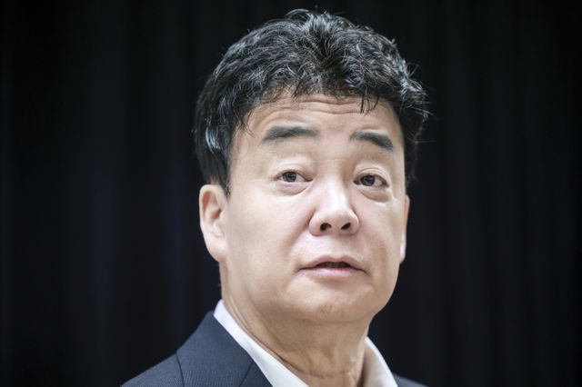 외식사업가 겸 방송인 백종원의 방송국 갑질 의혹이 제기됐다. 사진은 지난달 28일 서울 서초구의 한 회의공간에서 열린 더본코리아 주주총회에서 취재진의 질문에 답한 백종원 더본코리아 대표. /사진=뉴시스