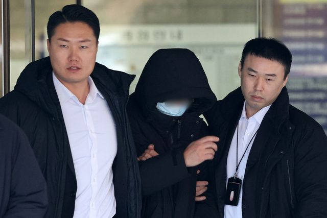 '롤스로이스 사건' 운전자에게 불법으로 마약류를 처방하고 마취 상태 여성 환자들을 성폭행한 혐의로 재판에 넘겨진 의사가 징역 16년을 선고받았다. 사진은 염모씨가 2023년 12월 서울 서초구 서울중앙지법에서 열린 구속 전 피의자 심문을 마친 뒤 법원 밖으로 나가는 모습. /사진=뉴스1