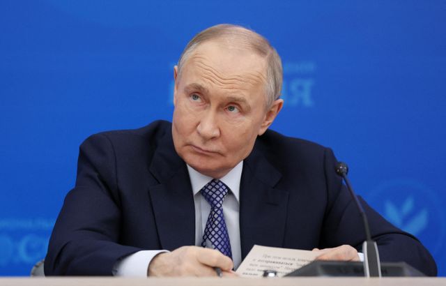 블라디미르 푸틴 러시아 대통령이 우크라이나와 양자 회담을 통해 휴전 협정을 진전시킬 의향을 표했다. 사진은 푸틴 대통령이 지난 21일(현지시각) 러시아 모스크바에서 열린 지자체 회의에 참석한 모습. /사진=로이터 