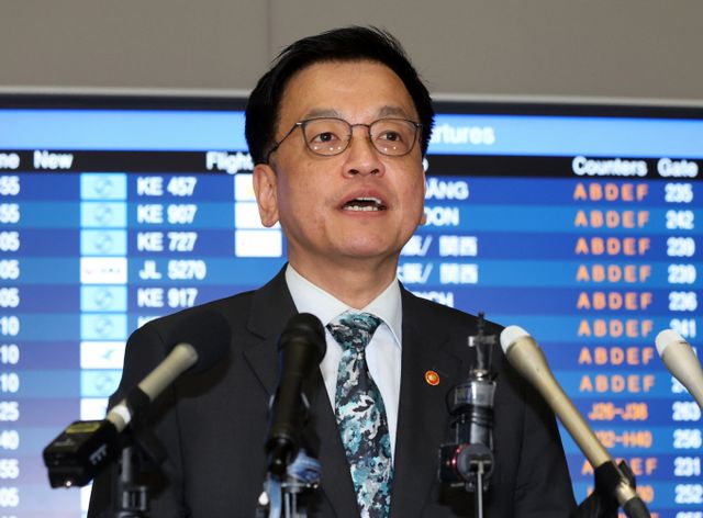 최상목 경제부총리 겸 기획재정부 장관이 22일 오전 인천국제공항 제2여객터미널에서 미국 워싱턴 D.C. 출국을 앞두고 발언하고 있다. /사진=뉴시스