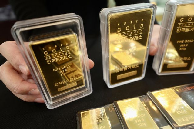 금 선물 가격이 온스당 3496.44달러(약 497만5783원)대를 기록했다. 사진은 22일 서울 종로구 한국금거래소 종로본점에서 관계자가 골드바를 정리하는 모습. /사진=뉴시스