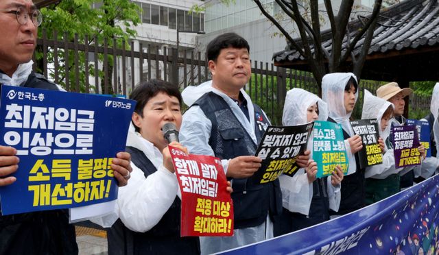  노동계가 2026년 적용 최저임금 심의와 관련해 최저임금이 생계비 보장 수준으로 현실화 돼야한다고 주장했다. 사진은 22일 세종시 정부세종청사 고용노동부 앞에서 한국노동조합총연맹과 전국민주노동조합총연맹이 2026년 최저임금 심의에 대한 노동자위원 입장 발표 기자회견을 진행한 모습. /사진=뉴스1