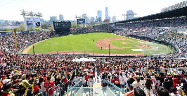 지난 시즌 100만 관중 시대를 연 KBO리그가 올 시즌 역대 최소 경기 200만 관중을 돌파했다. 사진은 지난 20일 서울 송파구 잠실야구장의 모습. /사진=뉴스1