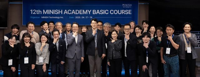 미니쉬테크놀로지가 일본 치과의사를 대상으로 진행한 제12회 미니쉬아카데미를 마치고 수료생들이 기념촬영을 하고 있다. /사진=미니쉬테크놀로지