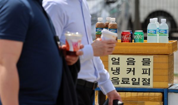 24일은 전국이 대체로 맑고 미세먼지 없이 청명하겠다. 사진은 서울의 낮기온이 24도까지 오르며 초여름 날씨를 보인 지난 23일 오후 서울 영등포구 여의도한강공원 노점에 얼음물이 진열되어 있는 모습. /사진=뉴시스