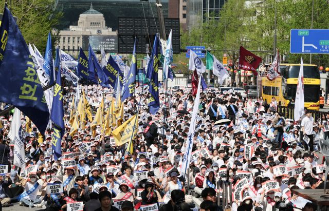 전국 의과대학 학생들이 정부의 의과대학 입학정원 증원 처분을 막아달라며 집단으로 신청한 집행정지에 대해 법원이 각하 결정을 내렸다. 사진은 지난 20일 서울 중구 숭례문 일대에서 열린 '의료정상화를 위한 전국의사궐기대회'에 참석한 의대생들이 구호를 외치고 있는 모습. /사진=뉴스1