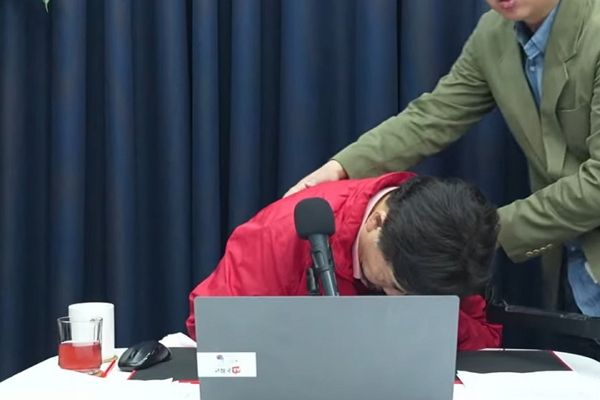 보수 유튜버 고성국씨가 유튜브 생방송 도중 쓰러져 병원으로 이송됐다. 사진은 고씨가 생방송 도중 쓰러진 모습. /사진=유튜브 채널 '고성국TV' 캡처