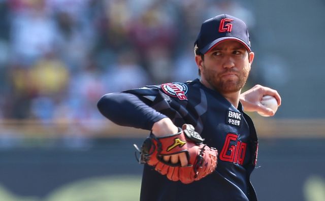 롯데 자이언츠가 7연승을 달린 한화 이글스와 맞대결을 펼친다. 사진은 2025시즌 롯데 자이언츠에서 활약한 찰리 반즈의 모습. /사진=뉴스1 