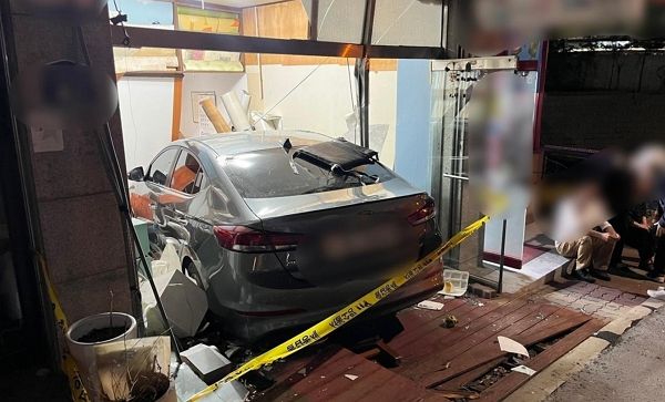 고령 남성이 액셀을 브레이크로 착각해 가게로 돌진하는 사고를 냈다. 사진은 서울 성동구 사근동의 한 가게로 차가 돌진한 사고 현장. /사진=뉴스1