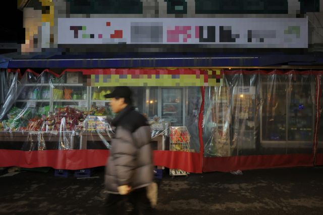 경찰이 서울 지하철 4호선 미아역 인근 마트에서 흉기로 행인을 살해한 혐의를 받는 30대 남성A씨에 대해 마트에 진열된 소주를 다량 섭취했다고 밝혔다. 사진은 사건이 벌어진 할인마트 앞으로 시민들이 지나가는 모습. /사진=뉴스1