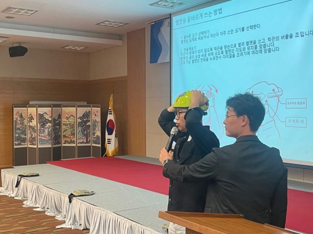 교육생들이 23일 제주에서 자전거 헬멧 쓰기 교육을 받고 있다. /사진=한국자전거정책연합