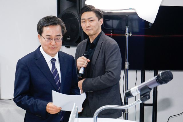  '2김'(金) 후보는 열세 속에서도 호남 표심에 주목하는 모습이다. 김동연 더불어민주당 대선 경선 후보가 지난 22일 오후 서울 여의도 캠프에서 수도권·비정규직 청년 공약 발표를 위해 입장하는 모습. /사진=뉴스1