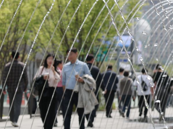 오는 24일은 전국이 대체로 맑겠다. 사진은 서울의 낮 최고기온이 25도를 기록하는 등 초여름 날씨를 보인 지난 17일 오후 서울 종로구 광화문광장 분수대 앞에서 시민들이 겉옷을 벗어 들고 점심 산책을 하고 있는 모습. /사진=뉴스1
