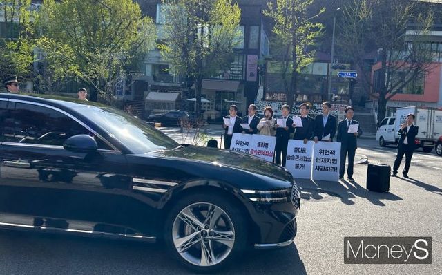 기자회견 도중 한덕수 권한대행의 차량이 총리공관을 빠져나가는 모습을 목격하고 "(대통령이) '난가 병'에 걸린 것 같은데 이제 그만 해방되라"고 외쳐 눈길을 끌기도 했다. 사진은 한 권한대행의 차량이 빠져나가는 모습. /사진=김성아 기자