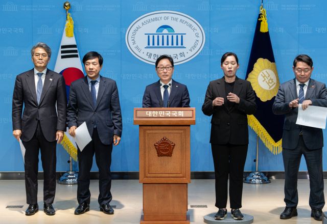 대법원이 유력 대선주자인 이재명 전 더불어민주당 대표의 공직선거법 위반 사건을 전원합의체에 회부하고 이례적으로 신속한 심리에 착수하면서 야권 내에서는 대법원의 '정치적 고려'를 의심하고 나섰다. 사진은 박범계 국회 법제사법위원회 더불어민주당 간사를 비롯한 야당 의원들이 23일 오후 서울 여의도 국회 소통관에서 기자회견을 열고 이재명 전 더불어민주당 대표의 공직선거법 무죄 판결 대법원 전원합의체 회부에 관한 입장을 표하는 모습. /사진=뉴스1