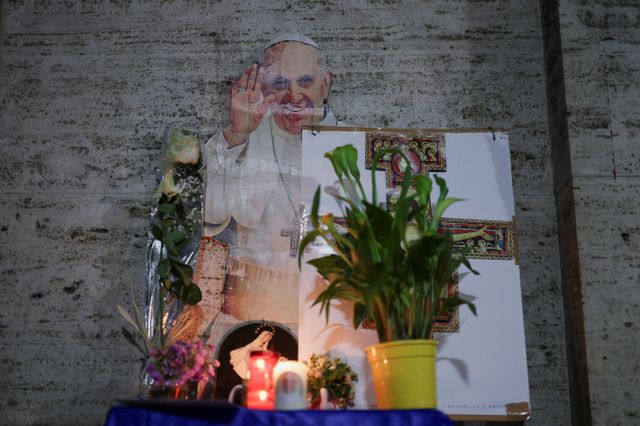 16세기 점성가 노스트라다무스의 예언집이 프란치스코 교황의 선종을 예측해 재조명 받고 있다. 사진은 23일(현지시각) 바티칸 로마 성 베드로 광장 근처에 세워진 임시 추모 공간의 모습. /사진=로이터