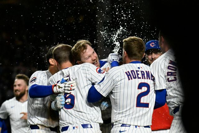 시카고 컵스가 난타전 끝에 LA다저스를 재압했다. 사진은 23일(한국시각) 미국 일리노이주 시카고 리글리플드에서 열린 시키고 컵스와 LA다저스의 경기에서 끝내기로 승리한 컵스 선수단의 모습. /사진=로이터