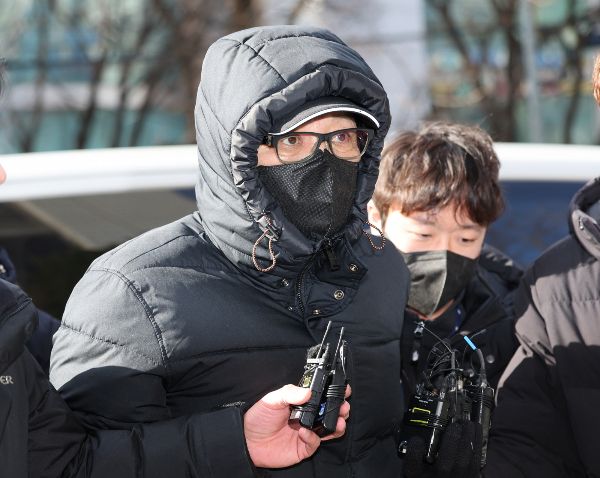 지방선거 개입 의혹으로 재판받는 '건진법사' 전성배씨가 통일교 간부로부터 김건희 여사에 대한 선물 명목으로 고가의 다이아몬드 목걸이를 건네 받은 정황이 포착됐다. 사진은 '건진법사' 전성배씨가 구속 전 피의자심문(영장실질심사)에 출석하는 모습. /사진=뉴스1