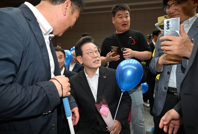 더불어민주당 대선 경선 후보들이 주말 호남권 순회 경선을 앞두고 '텃밭 표심' 잡기에 본격 돌입했다. 이재명 더불어민주당 대표가 지난해 5월 광주 김대중컨벤션센터에서 열린 '당원과 함께, 민주당이 합니다' 호남 콘퍼런스에서 당원들의 지지를 받으며 입장하는 모습. /사진=뉴시스