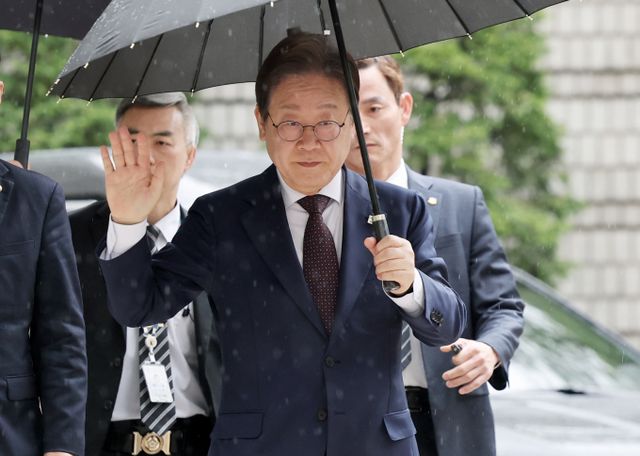 대권 도전에 나선 이재명 더불어민주당 전 대표가 22일 오전 서울 서초구 서울중앙지방법원에서 열린 '대장동 배임 및 성남FC 뇌물' 1심 속행 공판에 출석하며 지지자들에게 손인사를 하고 있다. / 사진=뉴스1 오대일 기자 /사진=(서울=뉴스1) 오대일 기자