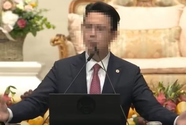 통일교 세계본부장으로 활동한 간부가 윤석열 전 대통령과 독대했다고 발언한 영상이 재조명되고 있다. 사진은 지난 2022년 5월 통일교 창립 기념 행사에 참석한 전 통일교 세계본부장 윤씨가 발언하는 모습. /사진=유튜브 영상 갈무리