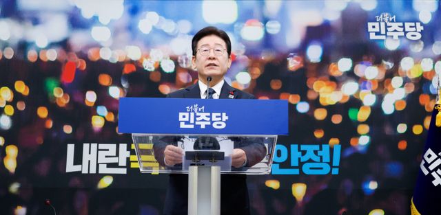 이재명 더불어민주당 대선 경선 후보가 어떤 보수 후보와 맞붙더라도 50% 이상의 지지율을 기록한다는 여론조사 결과가 나왔다. 이재명 더불어민주당 대표가 지난해 12월 서울 여의도 국회에서 내란사태 관련 대국민 성명을 발표하는 모습. /사진=뉴스1