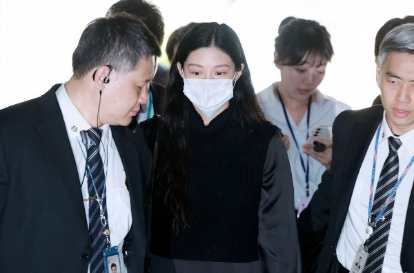 입시 비리 혐의로 재판에 넘겨진 조국 조국혁신당 전 대표 딸 조민씨가 2심에서도 벌금형을 선고받았다. 사진은 조국 조국혁신당 전 대표의 딸 조민씨가 23일 서울 서초구 서울중앙지방법원에서 허위작성공문서행사, 업무방해, 위계공무집행방해 혐의 관련 2심 선고 공판에 출석하는 모습. /사진=뉴스1