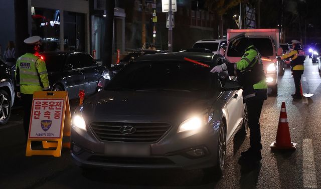 경찰이 오는 6월 4일부터 처벌이 가능해지는 음주측정 방해 행위 ‘술타기’와 관련한 수사를 면밀히 진행할 예정이다. 사진은 지난해 12월 3일 서울 관악구의 한 도로에서 연말연시 음주·약물운전 특별단속을 하고 있는 모습. /사진=뉴스1
