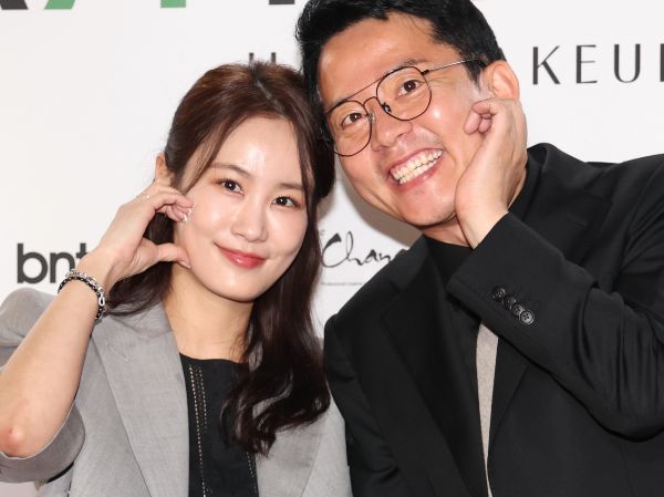 김준호가 오는 7월13일로 결혼식 날짜를 잡은 이유를 밝혔다. 사진은 개그우먼 김지민, 개그맨 김준호 예비부부가 지난 22일 서울 강남구 한 카페에서 열린 ‘아티르 & 아르즈’ 오프닝 행사에 참석해 포즈를 취하고 있는 모습. /사진=뉴스1